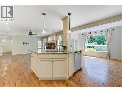 2423 Paramount Drive, West Kelowna, BC - Indoor Photo Showing Kitchen