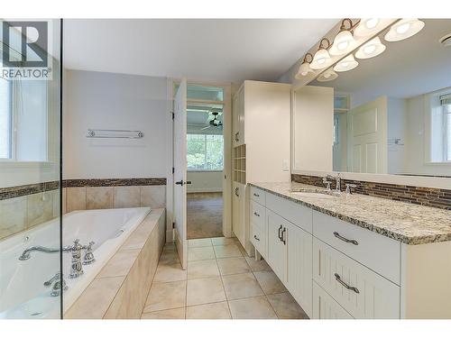 2423 Paramount Drive, West Kelowna, BC - Indoor Photo Showing Bathroom