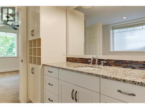 2423 Paramount Drive, West Kelowna, BC - Indoor Photo Showing Bathroom
