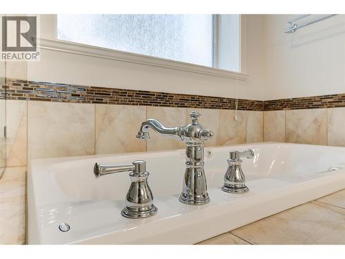 2423 Paramount Drive, West Kelowna, BC - Indoor Photo Showing Bathroom