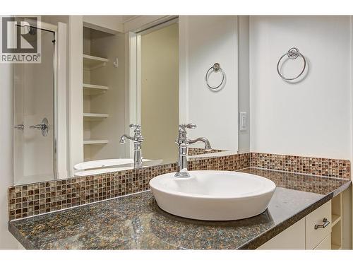 2423 Paramount Drive, West Kelowna, BC - Indoor Photo Showing Bathroom