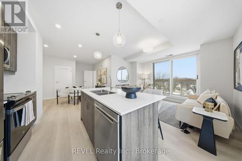 605 - 118 West Street, Port Colborne (Sugarloaf), ON - Indoor Photo Showing Kitchen With Double Sink With Upgraded Kitchen