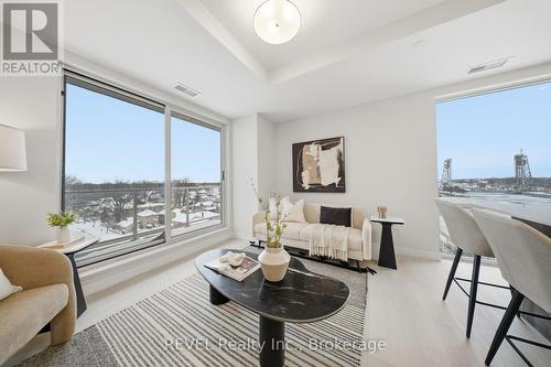 605 - 118 West Street, Port Colborne (Sugarloaf), ON - Indoor Photo Showing Living Room