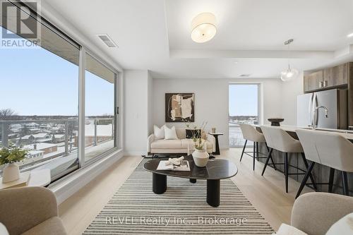 605 - 118 West Street, Port Colborne (Sugarloaf), ON - Indoor Photo Showing Living Room