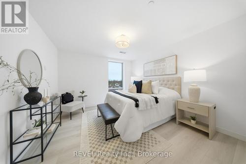 605 - 118 West Street, Port Colborne (Sugarloaf), ON - Indoor Photo Showing Bedroom