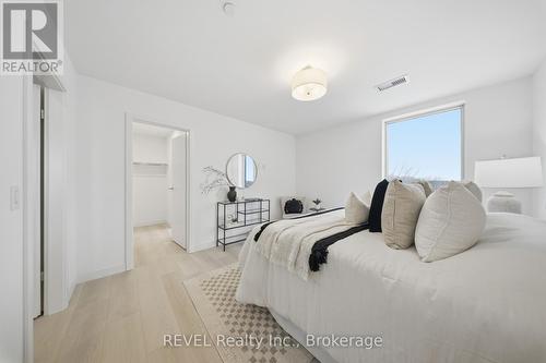 605 - 118 West Street, Port Colborne (Sugarloaf), ON - Indoor Photo Showing Bedroom