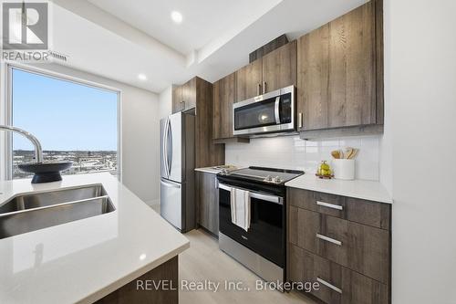 605 - 118 West Street, Port Colborne (Sugarloaf), ON - Indoor Photo Showing Kitchen With Stainless Steel Kitchen With Double Sink With Upgraded Kitchen