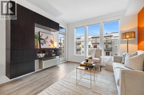 1775 Chapman Place Unit# Ph12, Kelowna, BC - Indoor Photo Showing Living Room