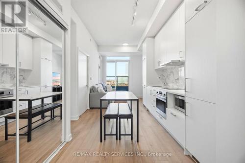 1007 - 60 Honeycrisp Crescent, Vaughan, ON - Indoor Photo Showing Kitchen With Upgraded Kitchen