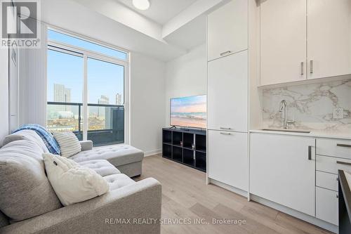 1007 - 60 Honeycrisp Crescent, Vaughan, ON - Indoor