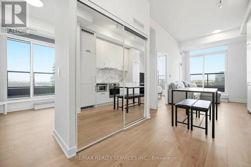 1007 - 60 Honeycrisp Crescent, Vaughan, ON - Indoor