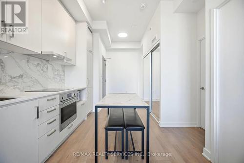 1007 - 60 Honeycrisp Crescent, Vaughan, ON - Indoor Photo Showing Kitchen With Upgraded Kitchen