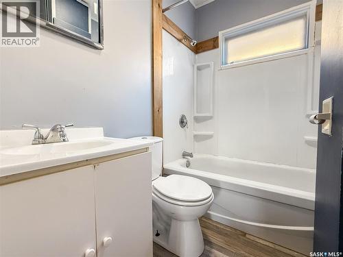 240 8Th Avenue Ne, Swift Current, SK - Indoor Photo Showing Bathroom