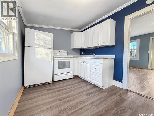 240 8Th Avenue Ne, Swift Current, SK - Indoor Photo Showing Kitchen