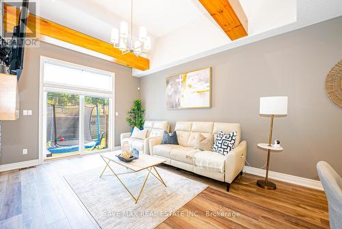 11 - 2848 King Street, Lincoln, ON - Indoor Photo Showing Living Room