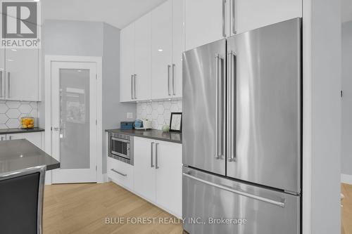 2190 Bakervilla Street, London South (South V), ON - Indoor Photo Showing Kitchen