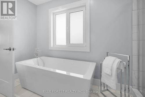 2190 Bakervilla Street, London South (South V), ON - Indoor Photo Showing Bathroom