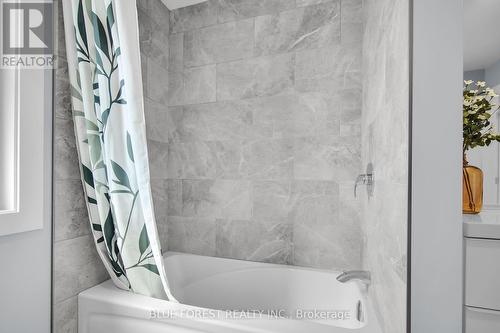 2190 Bakervilla Street, London South (South V), ON - Indoor Photo Showing Bathroom