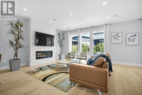 2190 Bakervilla Street, London South (South V), ON - Indoor Photo Showing Living Room With Fireplace