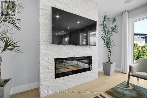 2190 Bakervilla Street, London South (South V), ON - Indoor Photo Showing Living Room With Fireplace
