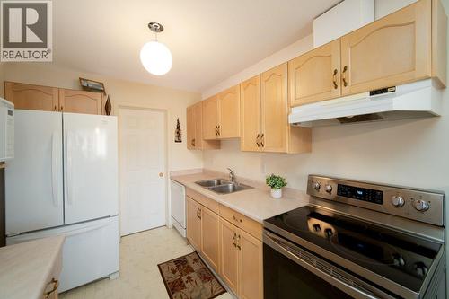 2401 12Th Street N Unit# 20, Cranbrook, BC - Indoor Photo Showing Kitchen With Double Sink