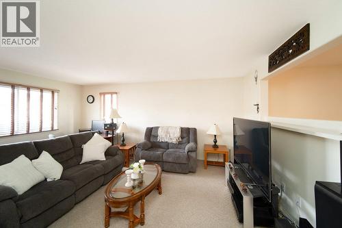 2401 12Th Street N Unit# 20, Cranbrook, BC - Indoor Photo Showing Living Room