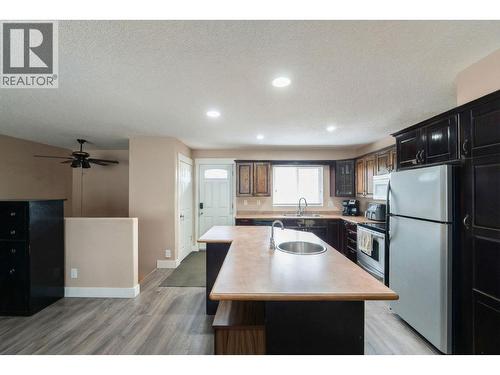 698 Balsam Road, Kelowna, BC - Indoor Photo Showing Kitchen