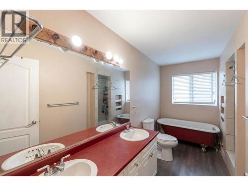 698 Balsam Road, Kelowna, BC - Indoor Photo Showing Bathroom