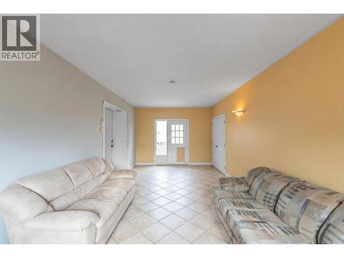 698 Balsam Road, Kelowna, BC - Indoor Photo Showing Living Room