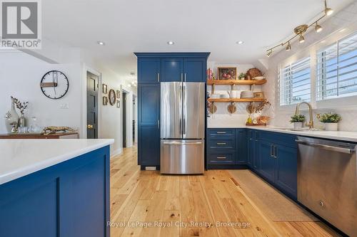 18 Uplands Place, Guelph (Victoria North), ON - Indoor Photo Showing Kitchen With Upgraded Kitchen