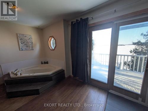 Primary Sunken Tub - 460 - 5427 Young Street, Hamilton Township, ON - Indoor Photo Showing Other Room