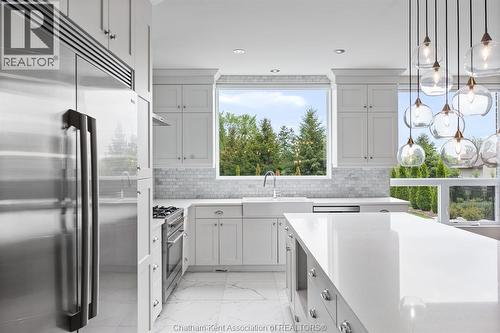 3564 Seven Lakes Drive, Lasalle, ON - Indoor Photo Showing Kitchen With Upgraded Kitchen