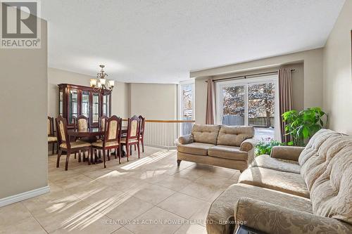 82 Burlington Crescent, Ottawa, ON - Indoor Photo Showing Living Room