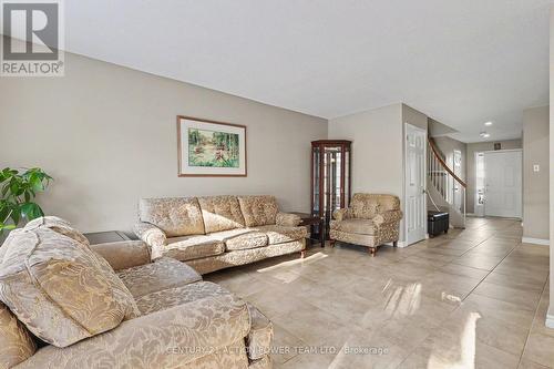 82 Burlington Crescent, Ottawa, ON - Indoor Photo Showing Living Room