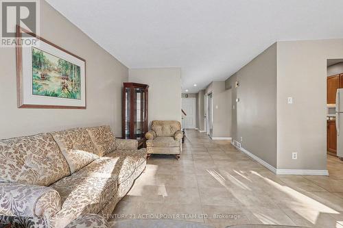 82 Burlington Crescent, Ottawa, ON - Indoor Photo Showing Living Room