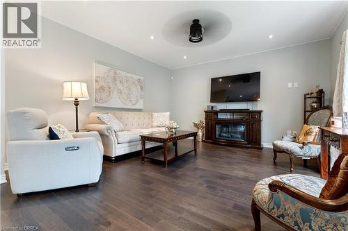 8 Lorne Card Drive, Paris, ON - Indoor Photo Showing Living Room