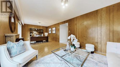 18 Brenham Crescent, Toronto, ON - Indoor Photo Showing Living Room
