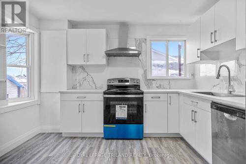 1223 Sunningdale Road E, London North (North C), ON - Indoor Photo Showing Kitchen With Upgraded Kitchen
