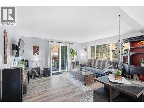 4654 Spurraway Road, Kamloops, BC - Indoor Photo Showing Living Room