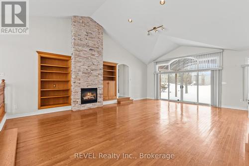 2765 Niagara Parkway, Fort Erie (Black Creek), ON - Indoor With Fireplace