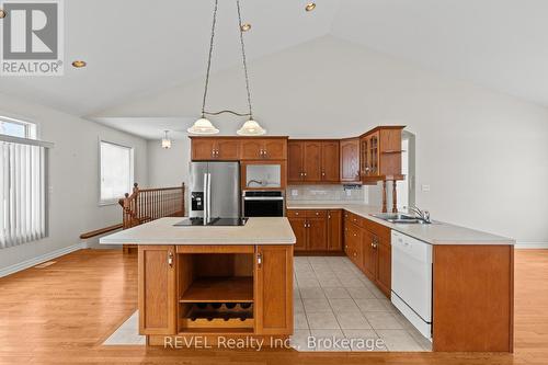 2765 Niagara Parkway, Fort Erie (Black Creek), ON - Indoor Photo Showing Kitchen With Double Sink