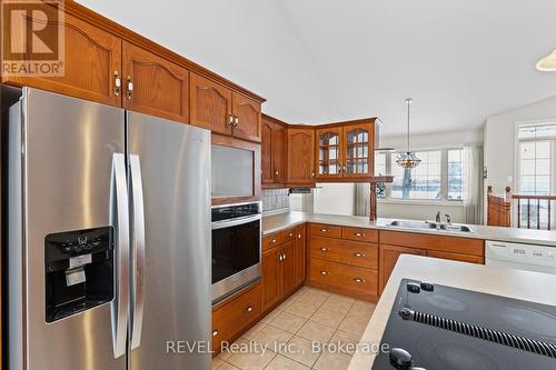 2765 Niagara Parkway, Fort Erie (Black Creek), ON - Indoor Photo Showing Kitchen With Double Sink