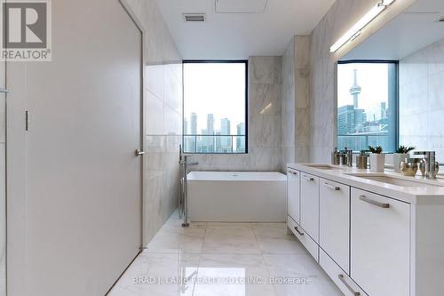 1702 - 458 Richmond Street W, Toronto, ON - Indoor Photo Showing Bathroom
