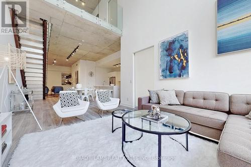 101 - 55 Ontario Street, Toronto, ON - Indoor Photo Showing Living Room