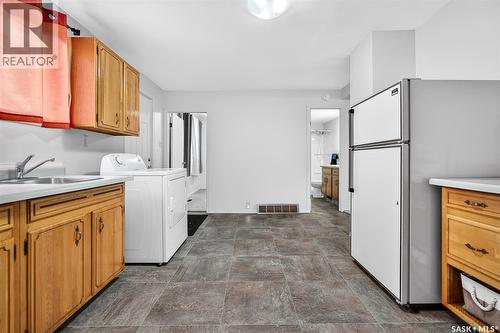 909 Ominica Street E, Moose Jaw, SK - Indoor Photo Showing Laundry Room