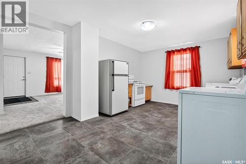 909 Ominica Street E, Moose Jaw, SK - Indoor Photo Showing Laundry Room