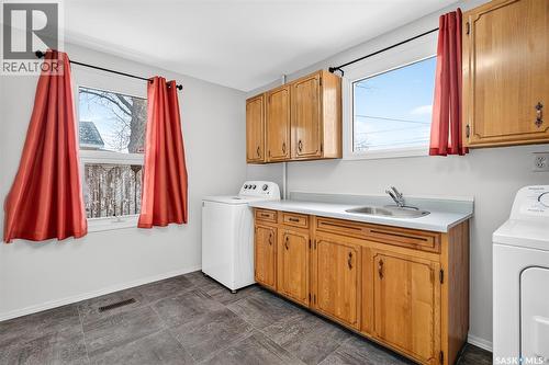 909 Ominica Street E, Moose Jaw, SK - Indoor Photo Showing Laundry Room