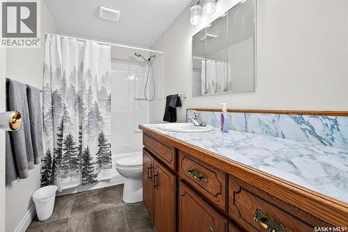 909 Ominica Street E, Moose Jaw, SK - Indoor Photo Showing Bathroom