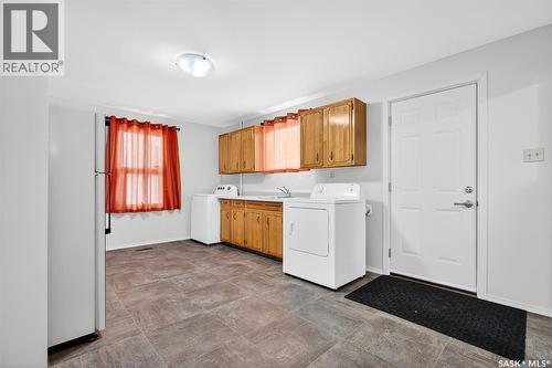909 Ominica Street E, Moose Jaw, SK - Indoor Photo Showing Laundry Room