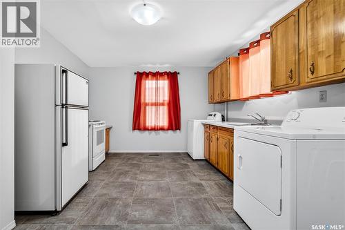 909 Ominica Street E, Moose Jaw, SK - Indoor Photo Showing Laundry Room